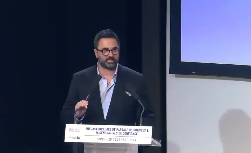 Un intervenant au pupitre de la rencontre Digital New Deal et MEDEF