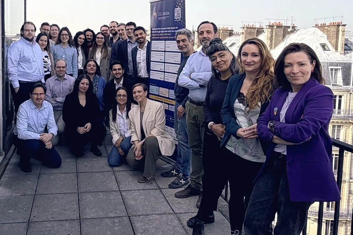 Des membres du consortium DS4Skills sur une terrasse parisienne