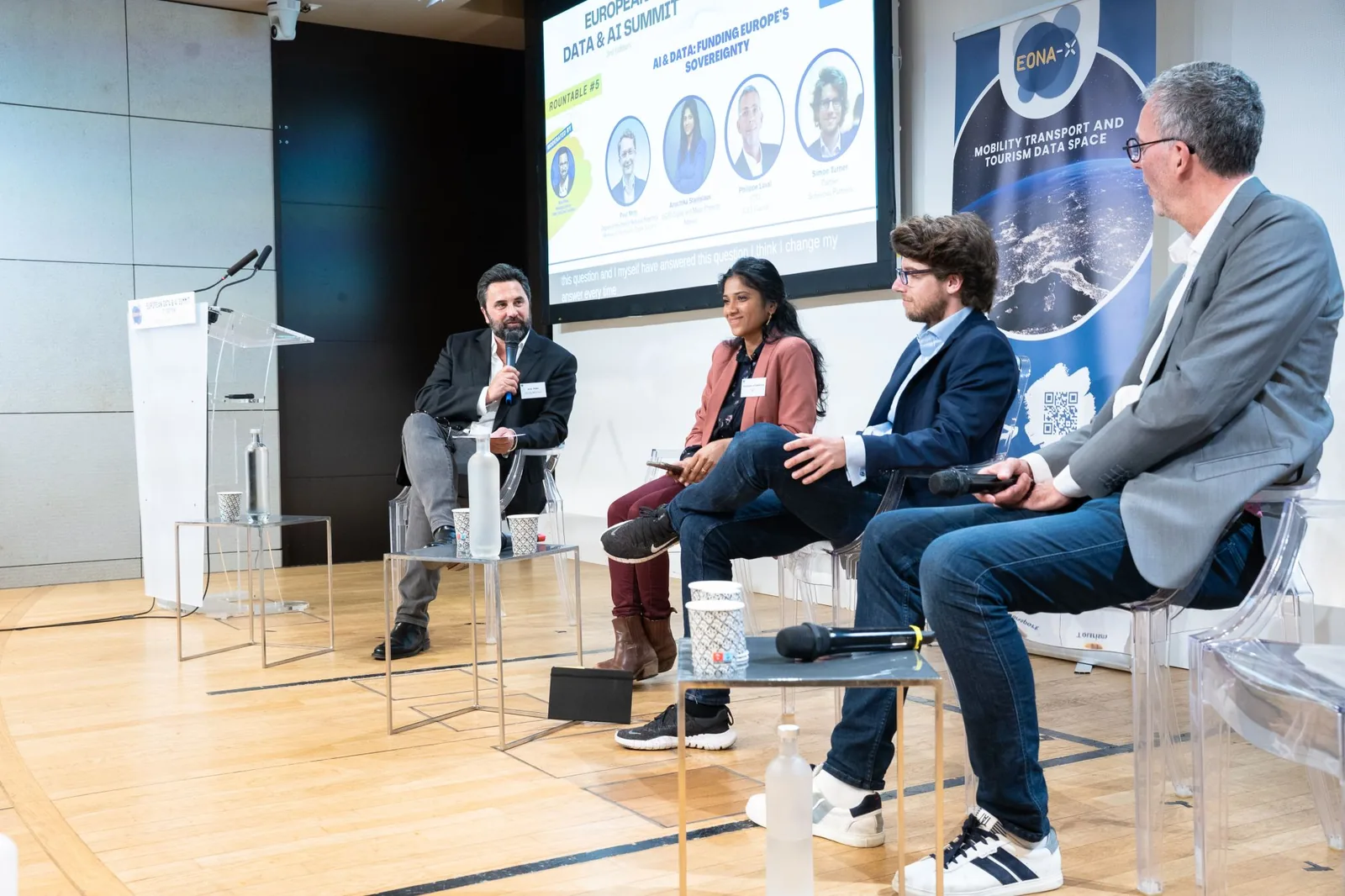 Salle du European Data & AI Summit de EONA-X pendant une table ronde